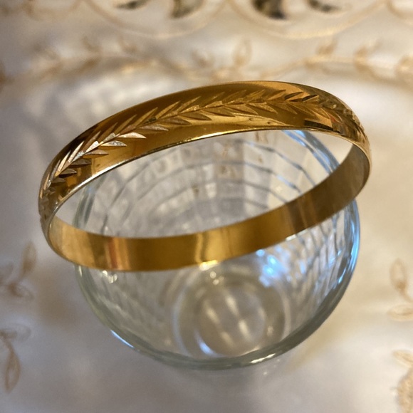 Gold Tone Bangel Bracelet Diamond Cut Leaf Design - Picture 3 of 6